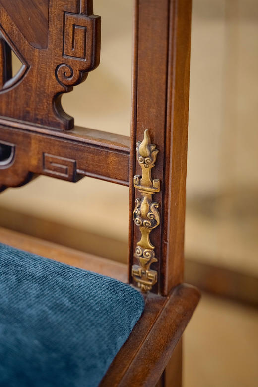 独角鹿西洋古董19世纪末20世纪初法国出品VIARDOT东方风格山石汉字主题螺钿镶嵌回纹硬木镂雕装饰铜鎏金及绒面座椅（三件） 商品图9