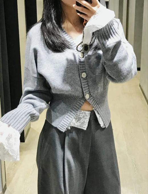 秋冬新款~超绝设计款！【蕾丝拼接 V 领收腰针织长袖外套】甄选34.9%绵羊毛混纺面料，手感紧密细腻~无标发货WD 商品图3