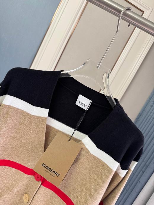 点此购买 巴宝莉秋冬女士羊毛混纺拼色宽条纹针织开衫 mp 336863 商品图7