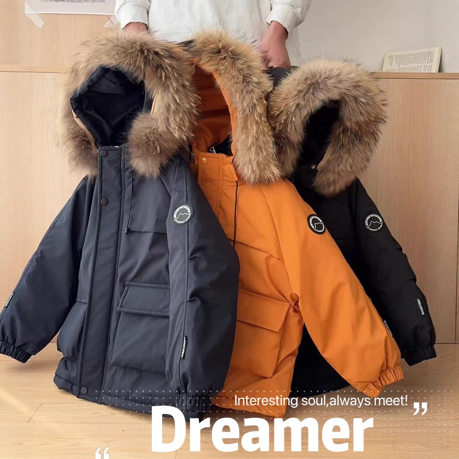 3-5天发货（爆单5-7天）！！！【保暖服饰丨吾家加棉加毛毛领派克棉服 】120-170码可选，柔软蓬松，防风保暖，内里兔毛亲肤细腻，做工板正，立体工装口袋，版型宽松，可包容多种身材，男孩女孩都适合~