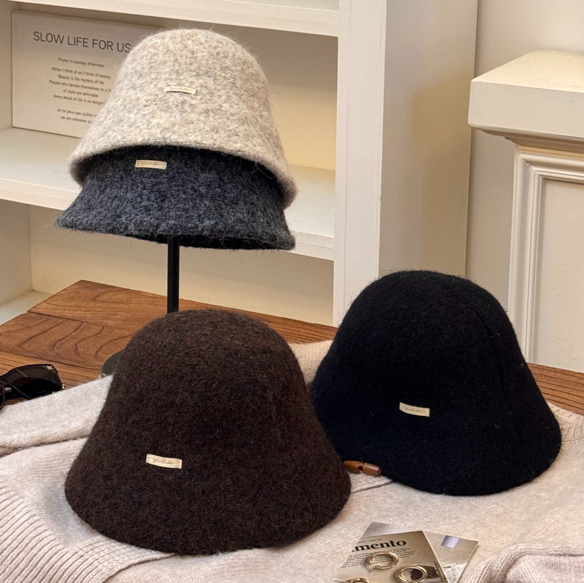 冬季穿搭的万能单品【秋冬款纯色保暖护耳盆帽】🎩 毛呢针织渔夫帽•微A帽沿 显脸小效果强•轻量不压头 长时间佩戴无负担