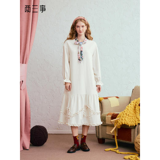 两三事 素笺束梦 2025冬季新款复古印花领带木耳边裙摆连衣裙长裙 商品图0