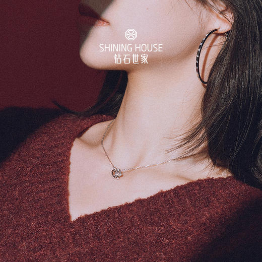 【甄选钻饰】【专享】钻石世家 爱随心动系列 18K金钻石吊坠 雪花星芒吊坠 显钻效果钻石链坠（可搭配项链购买） 商品图6