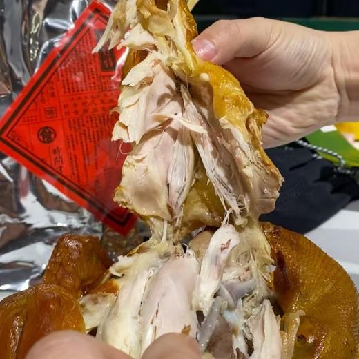 【地道美食丨东坡灶烤鸡750g±50g*1/2只】挑选优质食材，秘法匠心腌制，经过烤制的烧鸡，美味诱人，肉质细腻，咸淡适中，鲜香味浓郁，开袋加热即可食用 商品图1