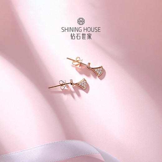 【甄选钻石】【专享】钻石世家18k金钻石耳钉 商品图3