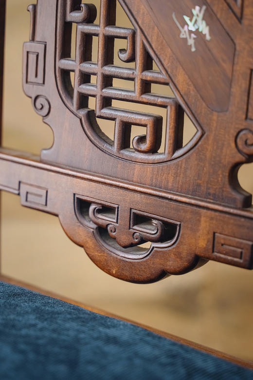 独角鹿西洋古董19世纪末20世纪初法国出品VIARDOT东方风格山石汉字主题螺钿镶嵌回纹硬木镂雕装饰铜鎏金及绒面座椅（三件） 商品图8