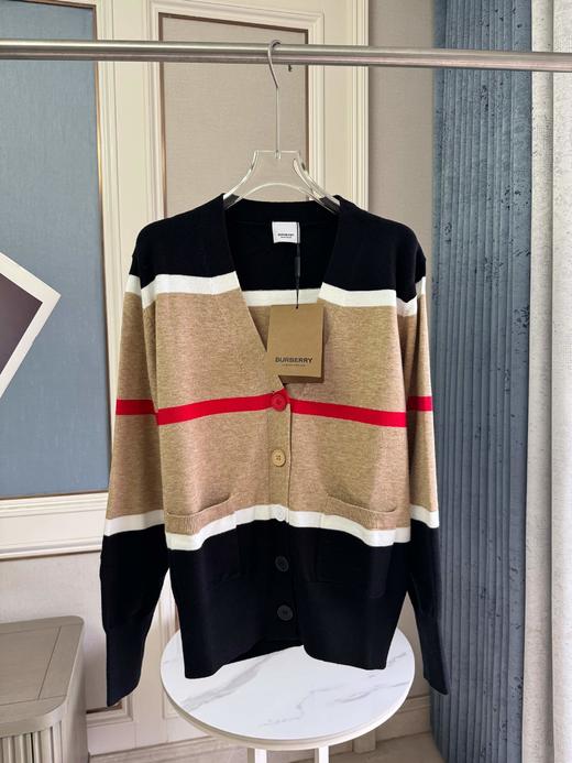 点此购买 巴宝莉秋冬女士羊毛混纺拼色宽条纹针织开衫 mp 336863 商品图6