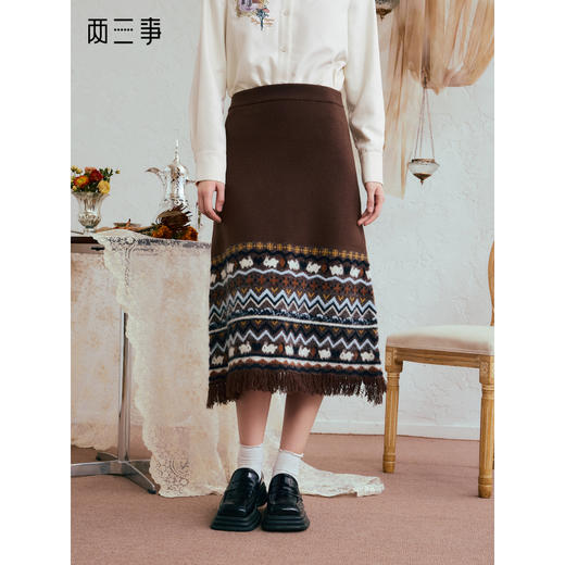 两三事秋染流影2025冬季新款复古小兔几何图案流苏裙摆毛织半身裙 商品图0