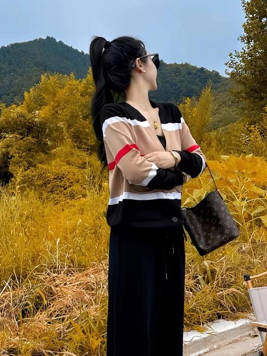 点此购买 巴宝莉秋冬女士羊毛混纺拼色宽条纹针织开衫 mp 336863 商品图3