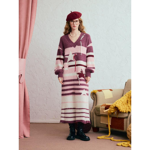 两三事 铃迹雪光 2025冬季新款穿绳装饰拼色星星条纹毛衣裙连衣裙 商品图1