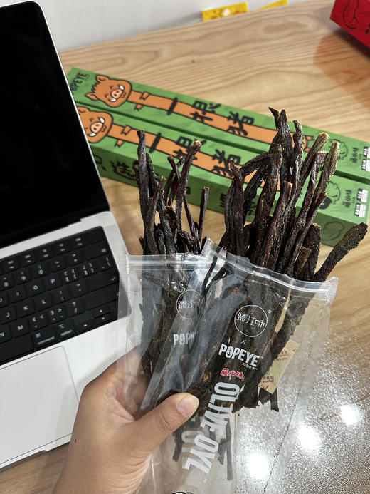 来根大力水手一根猪！🔥辣劲够足还不烧胃，嚼着全是肉丝香，不知不觉就炫完一包～ ✅原切三号里脊肉  ✅72小时低温风干，肉质饱满 商品图3