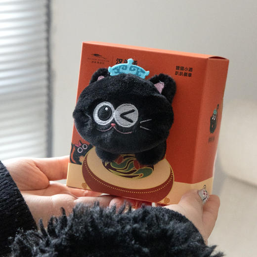 狸猫小酒毛绒肩趴徽章 可爱超萌趴趴玩偶装饰挂件服礼物配饰 商品图5