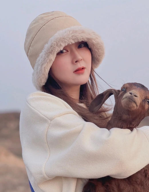 💥让冬天拥有故事感‼️大牌尾单流出！💕【HOPENONO复古渔夫帽】🏆修颜效果比美图软件还好！ ✅ 150g高克重，防风护耳 ✅羊羔绒+仿兔毛，☺️加绒版双重保暖 商品图4