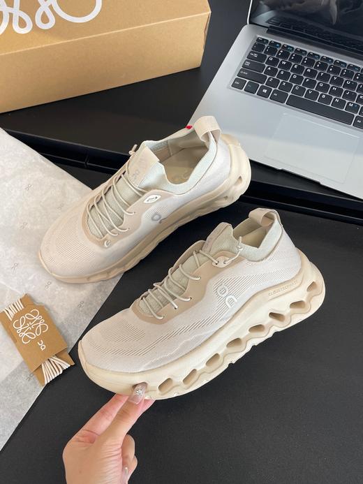 点此购买 罗意威x昂跑Cloudtild联名男女款跑步鞋 98 336933 商品图3