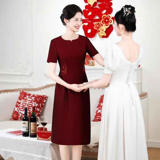 TQ8857 2025春新款妈妈装 腰部压褶钉珠酒红喜婆婆婚庆婚宴礼服 商品图2