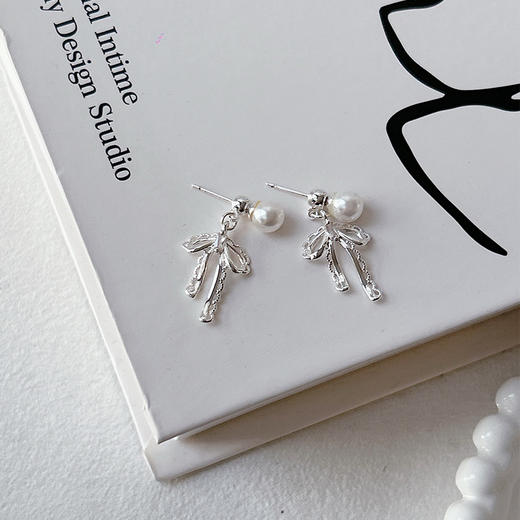 轻奢镂空蕾丝蝴蝶结搭配珍珠银针耳环-纪念日百货门店同款163943097 商品图0