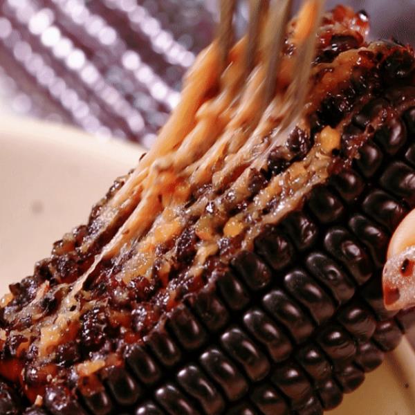 周末福利开团29.9到手10穗，来自内蒙熬汉沙土地生态黑糯玉米比普通玉米好吃N倍 皮薄糯香 细腻无皮渣感 花青素爆棚 1根≈16颗蓝莓基地直邮