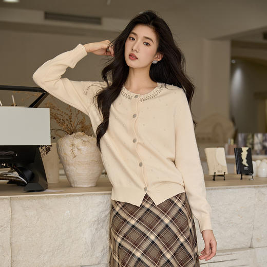 奢姿大码女装2025秋季胖妹妹时尚减龄珍珠水钻装饰圆领针织开衫9653653719 商品图0