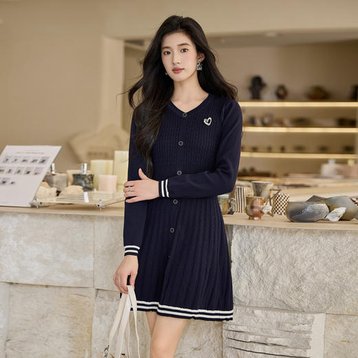 奢姿大码女装2025秋季气质V领连衣裙胖妹妹坑条设计时尚针织裙子9853835160 商品图0