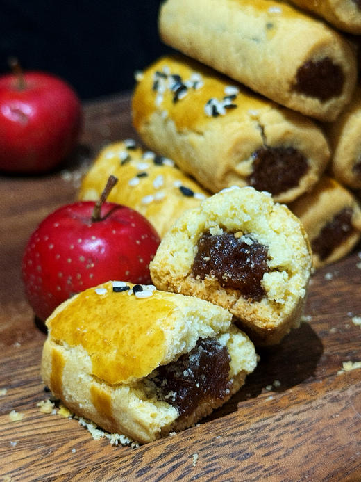 手作山楂软酥（皮酥酥软软，内陷酸酸甜甜的，口感真的很不错，山楂的味道很浓郁，表面的芝麻也很加分，这款是属于越吃越上瘾的解馋美食，搭配咖啡或茶实在是一种身心愉悦的享受。净重300克，约15根左右） 商品图1