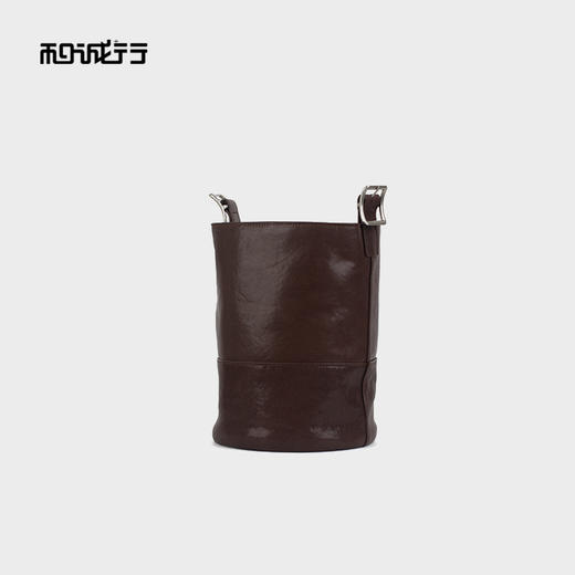 和诚行2025秋冬新款小众设计真皮水桶高级感单肩斜挎包4420181 商品图1