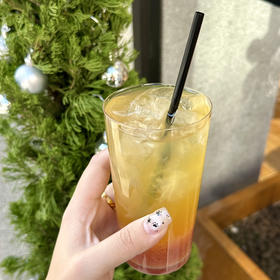 LITTLE WITCH TEA 女巫冰茶
(ing: Lemon, Strawberry，Jamise Tea)
