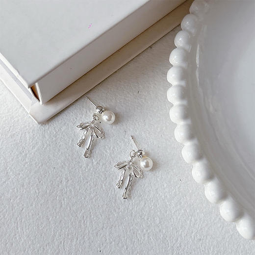 轻奢镂空蕾丝蝴蝶结搭配珍珠银针耳环-纪念日百货门店同款163943097 商品图1