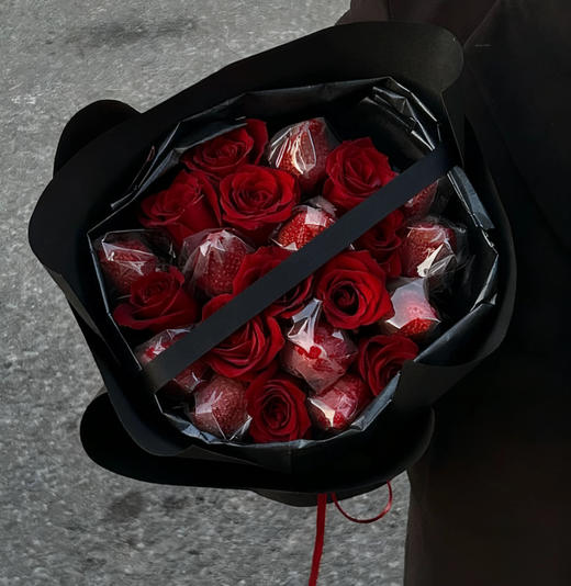 红玫瑰草莓花束 商品图0