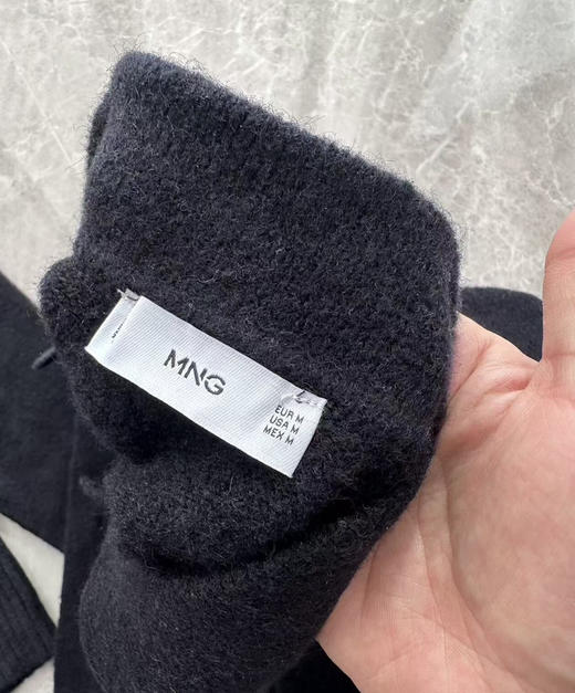 全新正品MANGO25年新款35%羊毛+11%羊驼毛混纺男士翻领针织毛衣开衫
25年新款欧单 国内猫店在售同款折后499
就一个M码适合170-175 130-150斤断码捡漏 商品图1