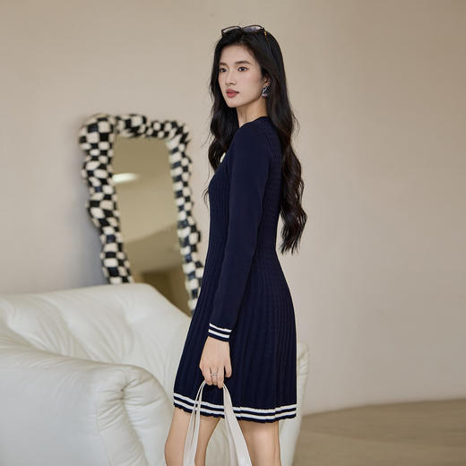 奢姿大码女装2025秋季气质V领连衣裙胖妹妹坑条设计时尚针织裙子9853835160 商品图3