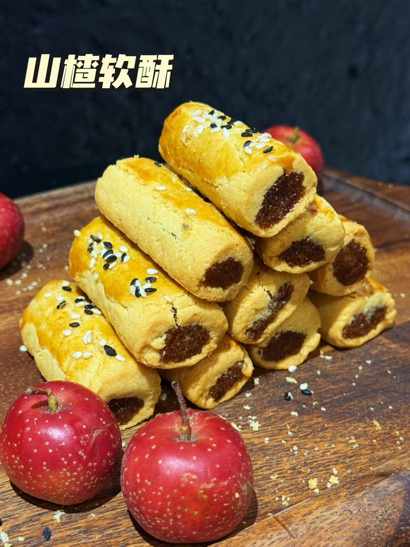 手作山楂软酥（皮酥酥软软，内陷酸酸甜甜的，口感真的很不错，山楂的味道很浓郁，表面的芝麻也很加分，这款是属于越吃越上瘾的解馋美食，搭配咖啡或茶实在是一种身心愉悦的享受。净重300克，约15根左右）