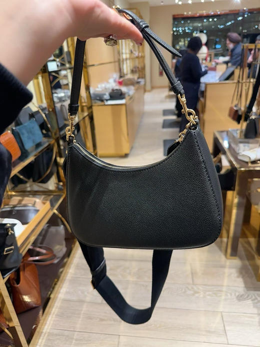 年底怎么也要犒劳下自己💰1580‼️TB Thea 牛皮月牙包，这只也太好看了吧！超喜欢这种简简单单的设计，大气百搭，两根肩带，可以斜挎，也可以手提，很率性利落 商品图4