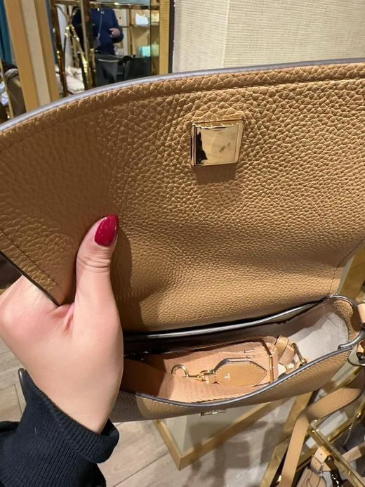 双肩带哦⚠️‼️💰1780直邮💢TB Thea翻盖邮差包，包包配有宽版和细版两条肩带⚠️可单肩可斜挎！内里和包包后面都有夹层，非常实用又方便 😍22x14x7cm～ 商品图6