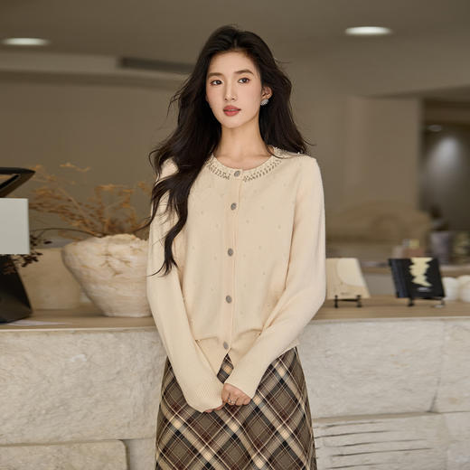 奢姿大码女装2025秋季胖妹妹时尚减龄珍珠水钻装饰圆领针织开衫9653653719 商品图2