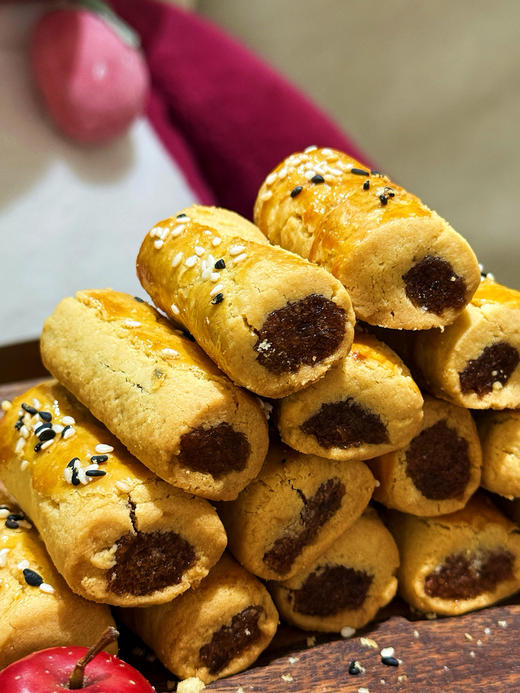 手作山楂软酥（皮酥酥软软，内陷酸酸甜甜的，口感真的很不错，山楂的味道很浓郁，表面的芝麻也很加分，这款是属于越吃越上瘾的解馋美食，搭配咖啡或茶实在是一种身心愉悦的享受。净重300克，约15根左右） 商品图3