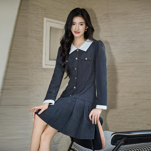 奢姿大码女装2025秋季胖妹妹时尚减龄撞色领金属扣百褶设计连衣裙9953894249 商品图2