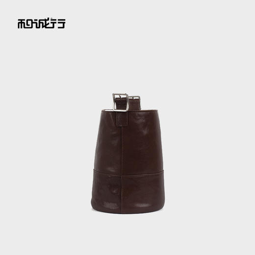 和诚行2025秋冬新款小众设计真皮水桶高级感单肩斜挎包4420181 商品图2