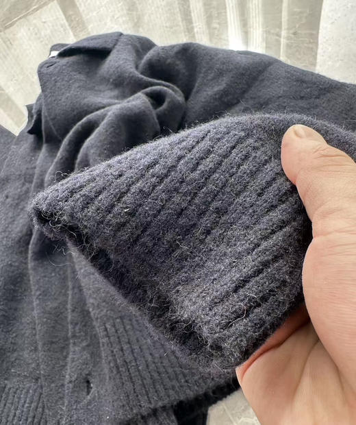 全新正品MANGO25年新款35%羊毛+11%羊驼毛混纺男士翻领针织毛衣开衫
25年新款欧单 国内猫店在售同款折后499
就一个M码适合170-175 130-150斤断码捡漏 商品图4