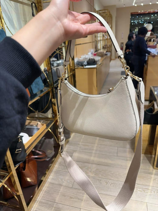 年底怎么也要犒劳下自己💰1580‼️TB Thea 牛皮月牙包，这只也太好看了吧！超喜欢这种简简单单的设计，大气百搭，两根肩带，可以斜挎，也可以手提，很率性利落 商品图3