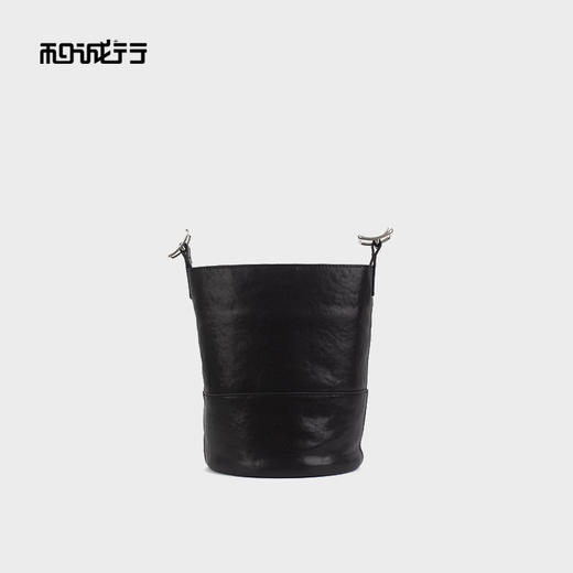 和诚行2025秋冬新款小众设计真皮水桶高级感单肩斜挎包4420181 商品图4