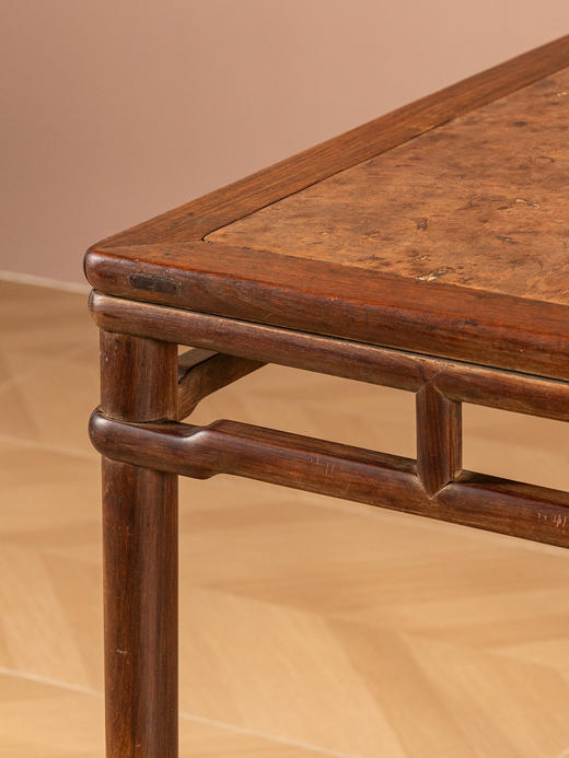 清早期	黄花梨镶瘿木劈料罗锅枨圆包圆方桌 商品图1