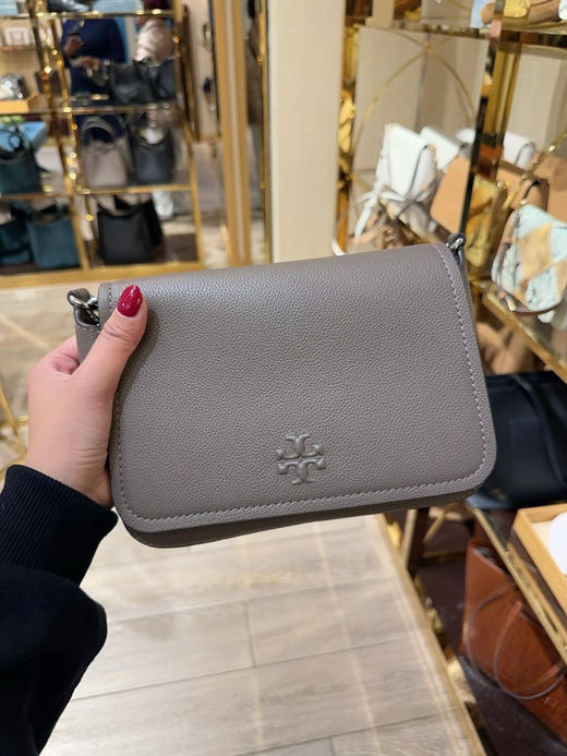 双肩带哦⚠️‼️💰1780直邮💢TB Thea翻盖邮差包，包包配有宽版和细版两条肩带⚠️可单肩可斜挎！内里和包包后面都有夹层，非常实用又方便 😍22x14x7cm～ 商品图2