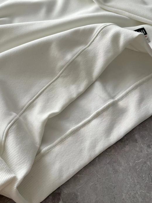 D112929黑金限定款宽松舒适银狐绒圆领卫衣 商品图11