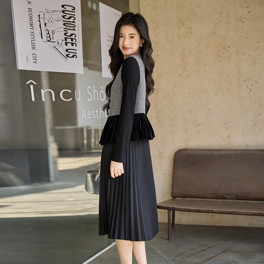 奢姿大码女装2025冬季简约圆领小黑裙胖妹妹针织拼接百褶连衣裙9954853711B 商品图3
