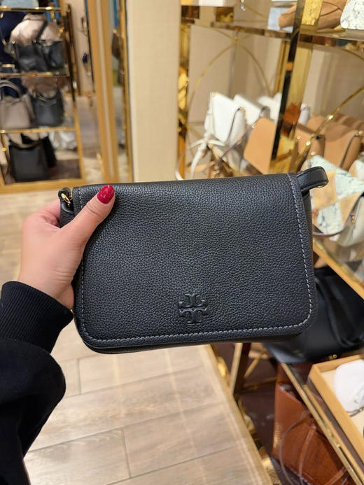 双肩带哦⚠️‼️💰1780直邮💢TB Thea翻盖邮差包，包包配有宽版和细版两条肩带⚠️可单肩可斜挎！内里和包包后面都有夹层，非常实用又方便 😍22x14x7cm～ 商品图1