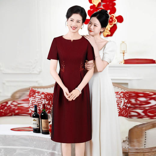 TQ8857 2025春新款妈妈装 腰部压褶钉珠酒红喜婆婆婚庆婚宴礼服 商品图1