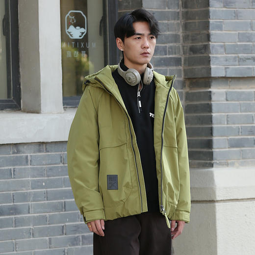 DRONKOO 2025 连帽左胸金属标前活页斜拉链户外风短款中厚羽绒服 商品图3