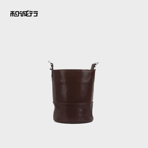 和诚行2025秋冬新款小众设计真皮水桶高级感单肩斜挎包4420181 商品图3