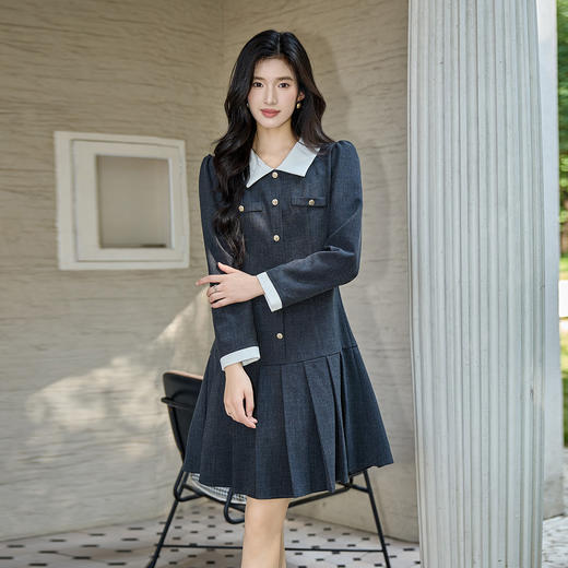 奢姿大码女装2025秋季胖妹妹时尚减龄撞色领金属扣百褶设计连衣裙9953894249 商品图0