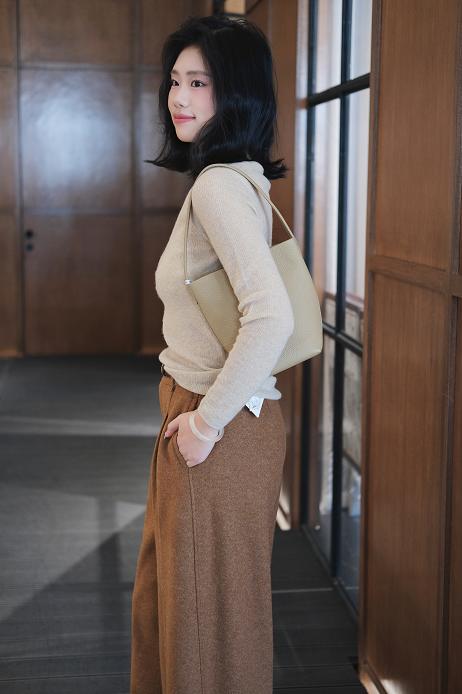 【门店同款】ENJOY冬季“雅美”中领修身针织上衣 168044277 商品图2